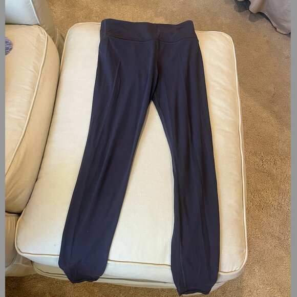 Elation Ultra High Rise 7/8 Legging in a steel grey/plum color - Picture 3 of 3